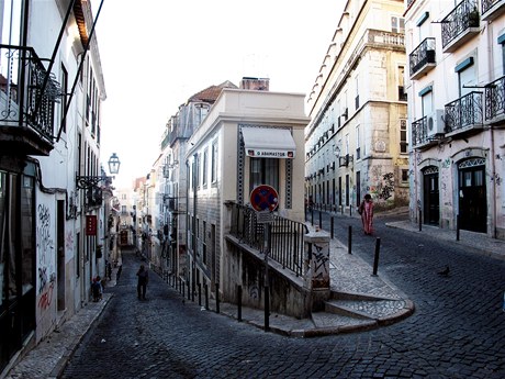 Na hrázi v Lisabonu. Tak jako Hrabala formovala Libe, Dinis Machado nedá dopustit na lisabonskou tvr Bairro Alto.