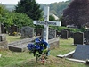 Nejslavnjí velský básník Dylan Thomas je pohben v msteku Laugharne na hbitov místního kostela. Jeho hrob zdobí pedmty, které mu tu nechali jeho ctitelé - kvtiny, kamínky i lahev whisky. 