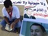Mubarakv píznivec ped budovou soudu