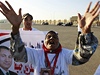Mubarakovi píznivci ped budovou, kde ho budou soudit