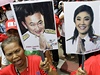 Thajci s plakáty Jinglak a jejího bratra Tchaksina
