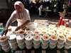 Prodavaka na triti v malajském Kuala Lumpuru nabízí tradiní rýový pokrm bhem ramadánu Bubur Lambuk .  