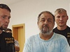 Policisté jsou ve vazebních vznicích v Brn, Ostrav a Olomouci. Na snímku je podvodník Zdenk Olah. Na jae byl nepravomocn odsouzen na 8,5 roku nepodmínn za pokus o podvod s falenými eky v hodnot 300 milion korun.  