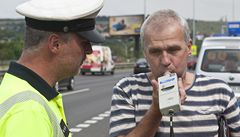 Vzorní idii, které policie zastavila a nenadýchali, dostali nealkoholické pivo  