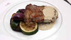 Grilovaná krkovi�ka s pep�ovou omá�kou a grilovanou zeleninou