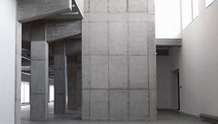 Prázdný interiér, tak jak bývá fotografován do architektonických asopis a jak jej málokdo kdy uvidí.