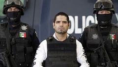 Jose Antonio Acosta Hernandez pezdívaný El Diego v doprovodu maskovaných policist.