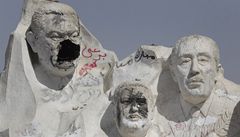 Mubarakovu sochu kdosi poniil.