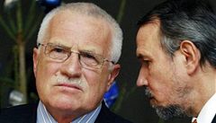 Prezident Václav Klaus naslouchá svému vicekancléovi Petru Hájkovi.