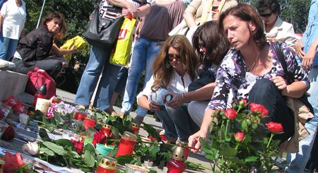 Na Moravském námstí v Brn se seli lidé, aby uctili památku zavradné spisovatelky Monyové