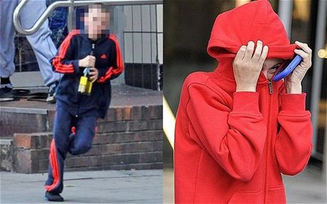 Dvanáctiletý chlapec, kterého zachytila kamera pi krádei vína v obchod v manchesteru, si ped soudem zakrývá tvá.