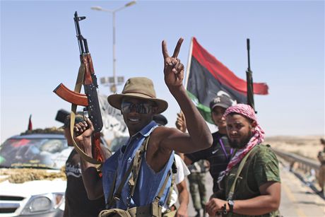 Vítzství. Libyjtí rebelové slaví na pedmstí Brigy. Boje se podle mluvího povstalc odehrály jen v pístavu. 