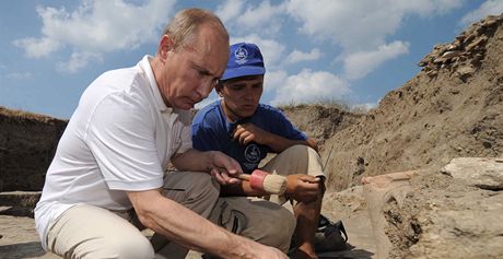 Putin si vyzkouel práci archeologa