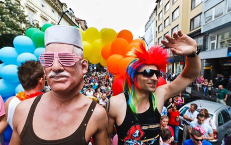 Snímek z loského prvodu gay a lesbiek Prahou. Masek i obrázk prezidenta Klause se mezi úastníky objevilo hned nkolik.