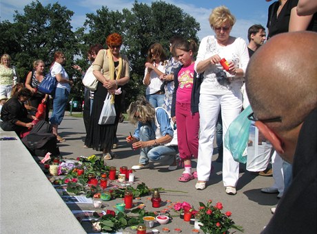 Na Moravskm nmst v Brn se seli lid, aby uctili pamtku zavradn spisovatelky Monyov