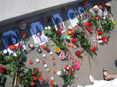 Na Moravském náměstí v Brně se sešli lidé, aby uctili památku zavražděné spisovatelky Monyové