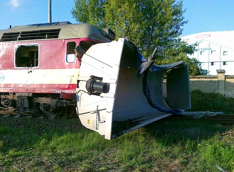 V akovicích se srazil vlak s náklaákem, vlak vykolejil