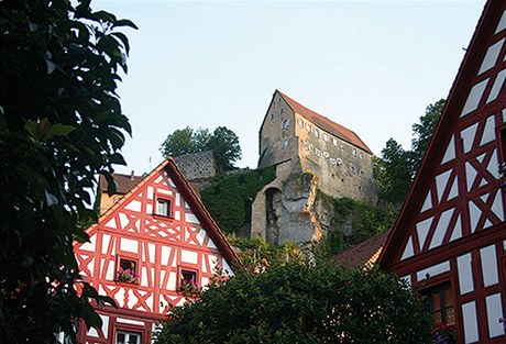 Malebn msteko Pottenstein s hrzdnmi domy a hradem na skle z 10. stolet