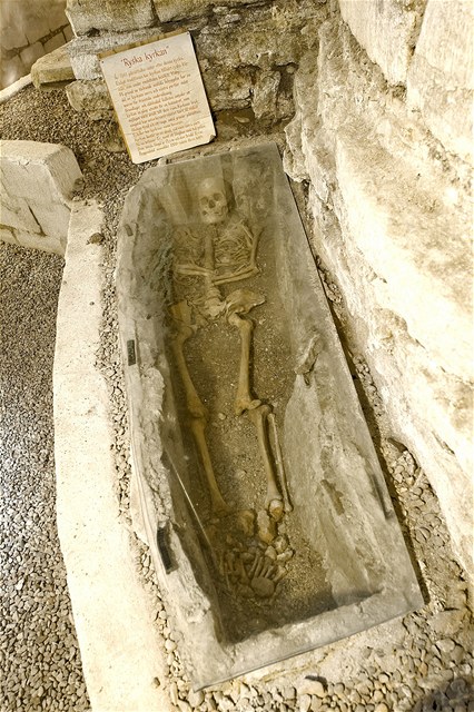 Sklepn hrob s kostrou jistho Rusa je prosklen