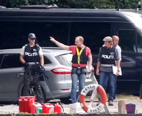 Breivik se vrátil na ostrov v poutech a na provaze.