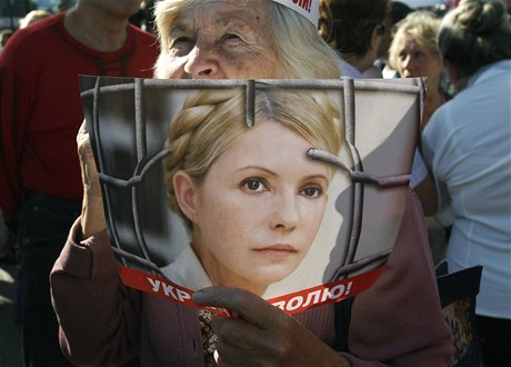 Stoupenkyn Julie Tymoenkové ped soudem v Kyjev.