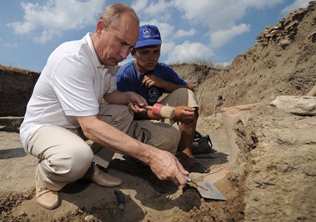 Putin si vyzkouel práci archeologa