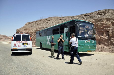 Ti neznm tonci na jihu Izraele plili na dva civiln autobusy projdjc nedaleko egyptskch hranic.