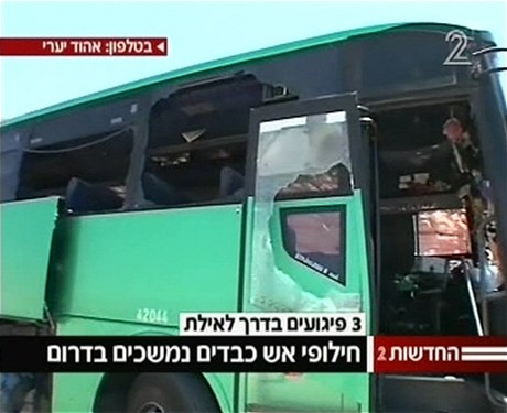 Ti neznm tonci na jihu Izraele plili na dva civiln autobusy projdjc nedaleko egyptskch hranic.