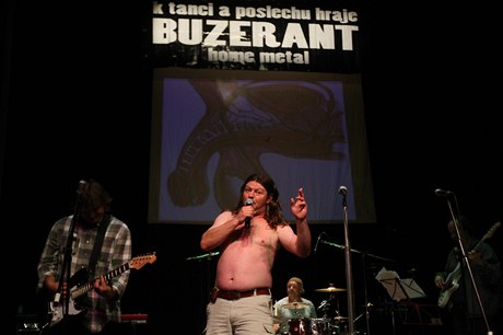 Frontman kapely Buzerant Leo Noha pi vystoupen s nzvem President Vykupytel.