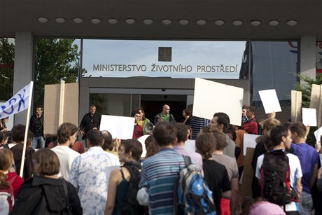 Ped ministerstvem ivotnho prosted se selo na pt destek aktivist.