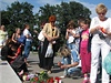 Na Moravském námstí v Brn se seli lidé, aby uctili památku zavradné spisovatelky Monyové