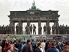 Východonmecké hlídky na berlínské zdi u Brandenburské brány. Fotografie z 11....