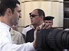 Jeden z Mubárakových syn pi odchodu ze soudní sín zakrývá kameru. 