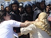 Egyptská policie ped soudem zabraovala stetu tábor píznivc a odprc bývalého prezidenta. 