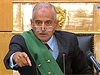 Soudce Ahmed Refát bhem procesu s Mubárakem.