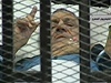 Husní Mubárak leí v prostoru pro obalované na lku.