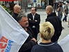 lenové a píznivci krajn pravicové Dlnické strany sociální spravedlnosti (DSSS) se seli 13. srpna na Jungmannov námstí v Praze na protest proti pochodu homosexuál Prague Pride