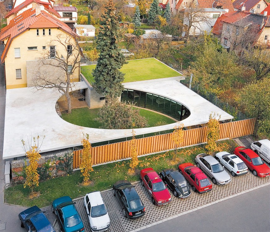 Pohled na rodinný d�m z nejvy��ích pater prot�j�ího panelového domu.