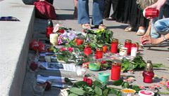 Na Moravském nám�stí v Brn� se se�li lidé, aby uctili památku zavra�d�né spisovatelky Monyové