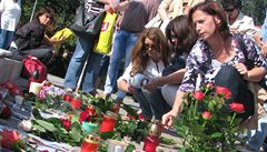 Na Moravském náměstí v Brně se sešli lidé, aby uctili památku zavražděné spisovatelky Monyové | na serveru Lidovky.cz | aktuální zprávy