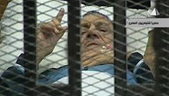 Husní Mubárak leží v prostoru pro obžalované na lůžku.