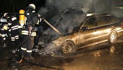 V Praze hoela 4 policejn auta, dv byla pln zniena