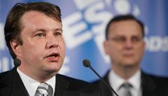 Ministr pr�myslu a obchodu Martin Kocourek, v pozadí premiér Petr Ne�as