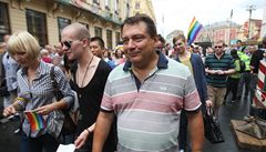 Ji�í Paroubek s man�elkou v duhovém pr�vodu