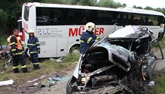 Srka autobusu, auta a kamionu: jeden mrtv