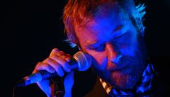 The National v Praze. Nejvýraznjí postavou kapely je zpvák Matt Berninger.  