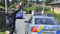 Policisté pátrali po mu�i, který z�ejm� zabil t�i lidi v Muka�ov� u Prahy.