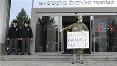P�ed ministerstvem protestovalo asi 50 lidí.