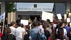 P�ed ministerstvem �ivotního prost�edí se se�lo na p�t desítek aktivist�.