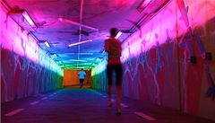 Běh pestrobarevně osvětleným podchodem je příjemným zpestřením nejen večerního běhání. 